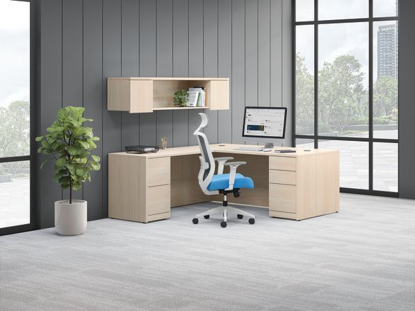 10500 Series L station with Altern Task Chair.