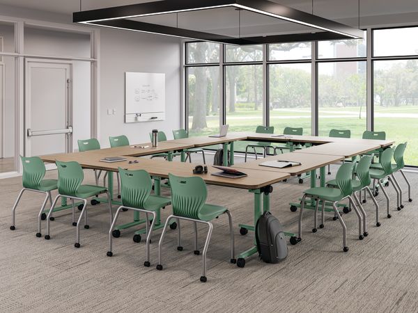 Higher education classroom featuring SmartLink chairs and Field Trip tables.