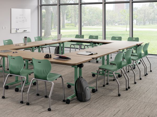 Higher education classroom featuring SmartLink chairs and Field Trip tables.