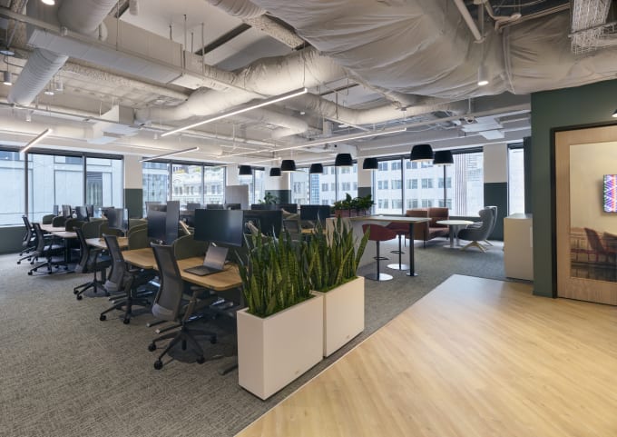 Large room of workstations with Altitude HAT and screens and Evo Task Chairs.