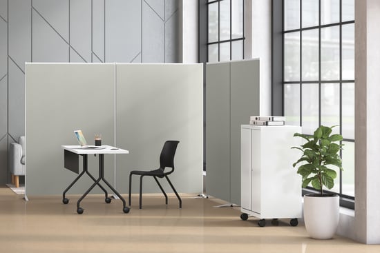 Verse panel system with a Between rectangle table and Motivate 4-leg chair.