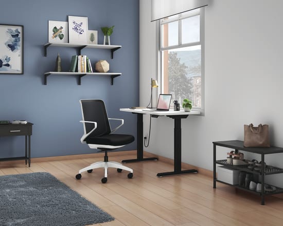 Cliq chair with Coordinate height adjustable desk