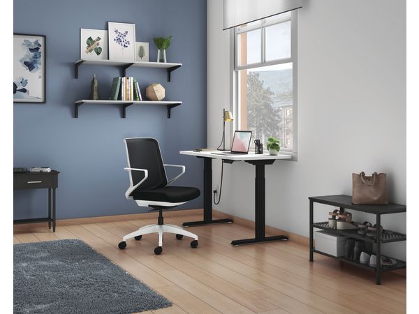 Cliq chair with Coordinate height adjustable desk