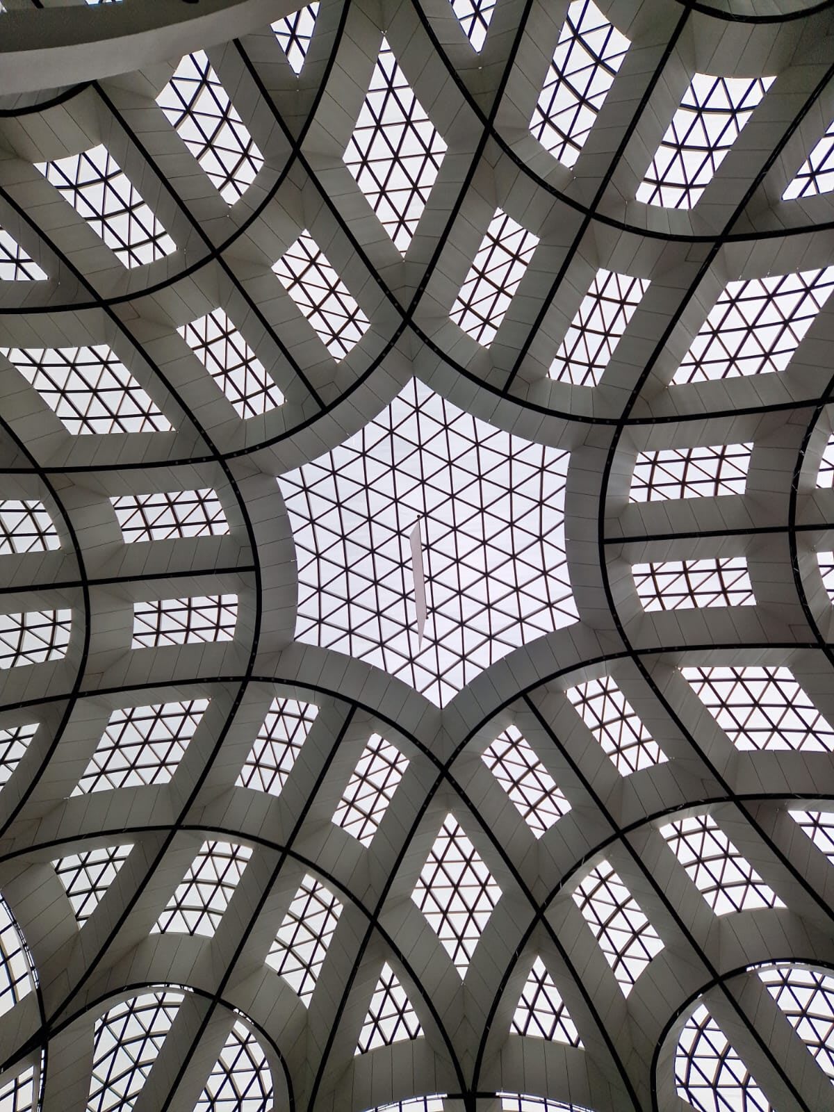 Geometrische Deckenstruktur am Flughafen