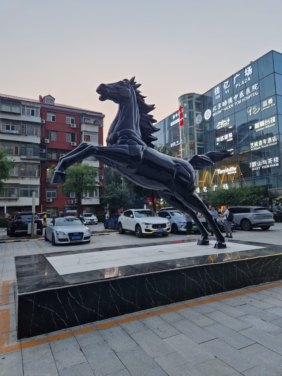 Schwarze Pferdestatue vor Jia Yi Plaza