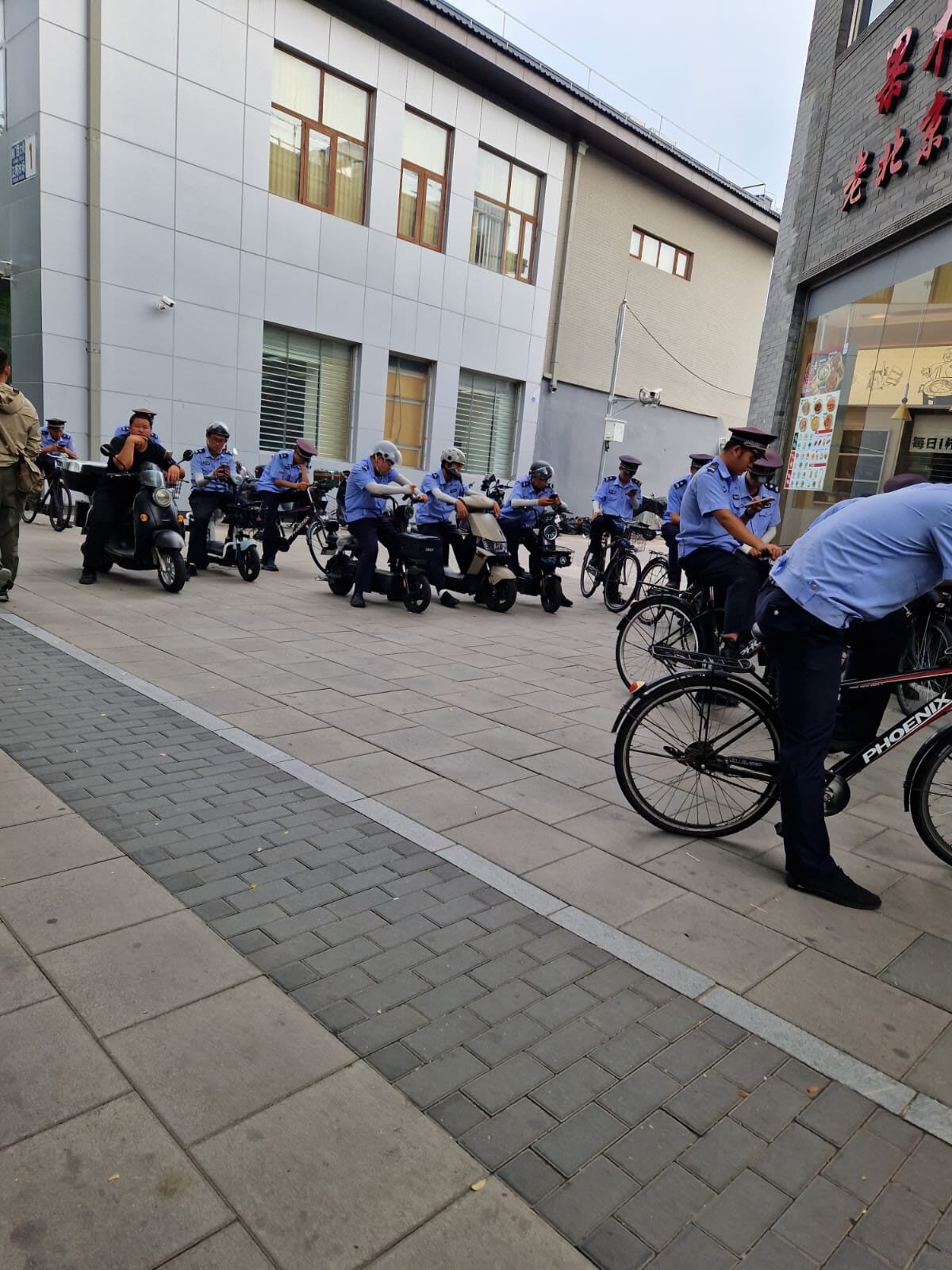 Uniformierte Gruppe auf E-Scootern und Velos