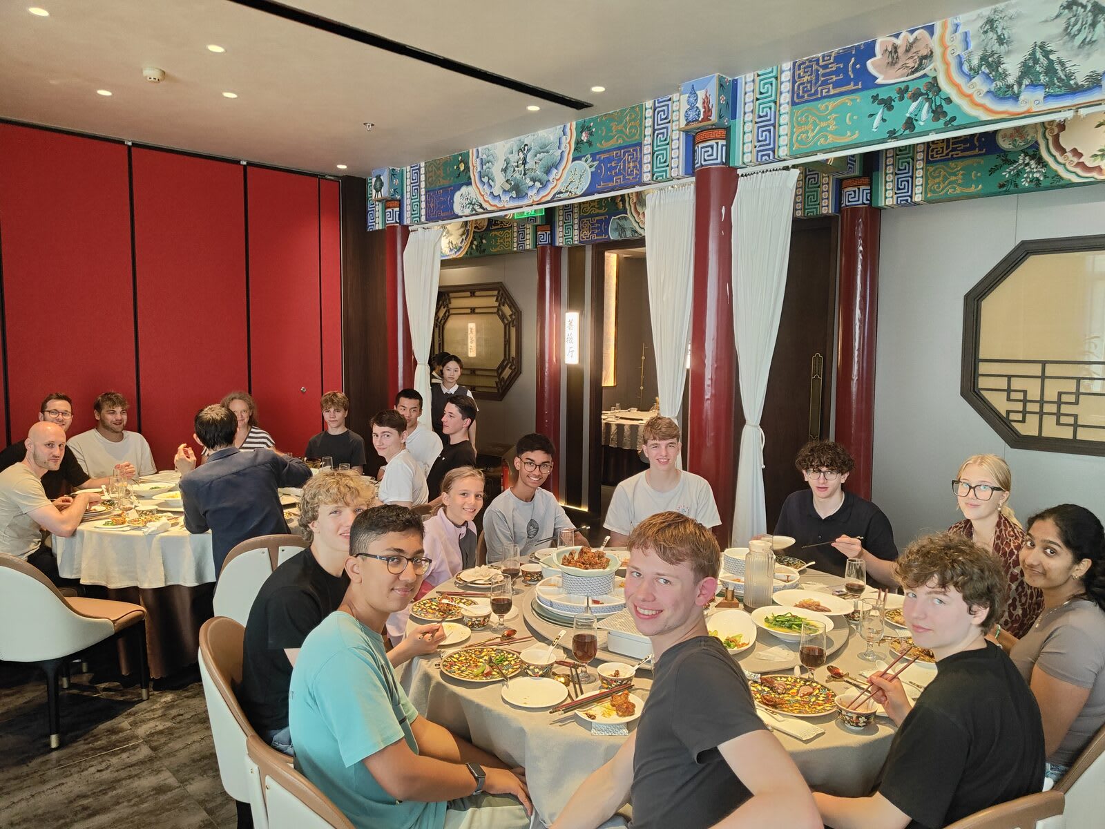 Lagergruppe beim ersten gemeinsamen Essen in Peking