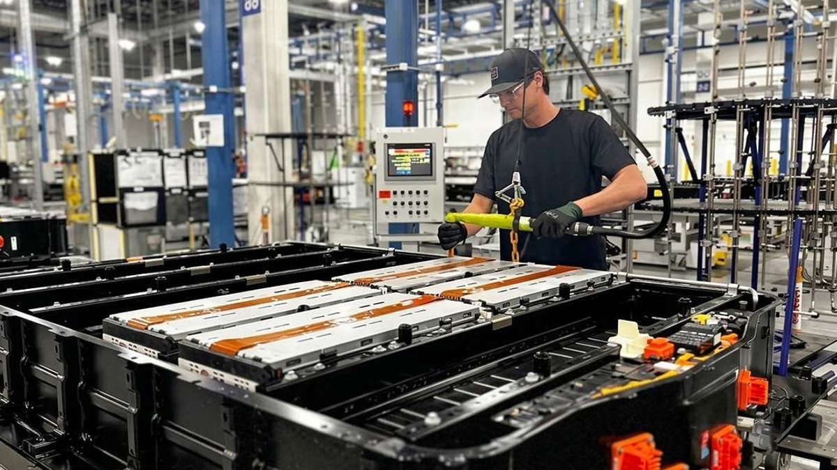 GM uses recycled metals in new electric trucks GM uses recycled metals in new electric trucks - recycled metals electric trucks