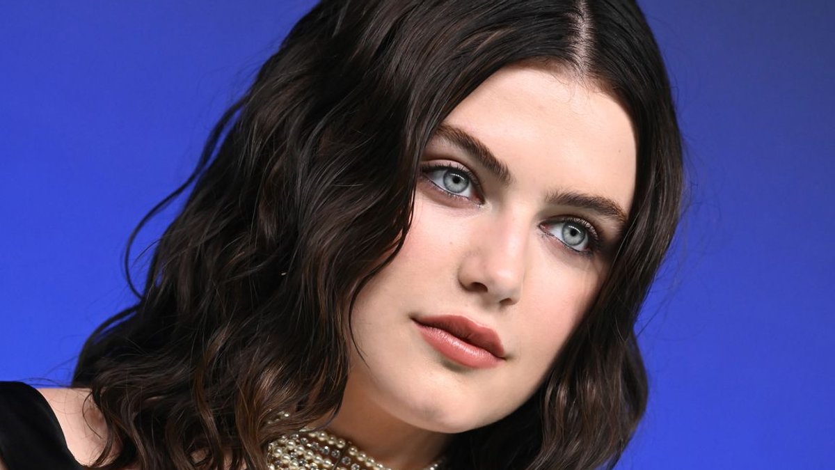 Ella Bright Debuts Dark Espresso Hair at VMA - ella bright