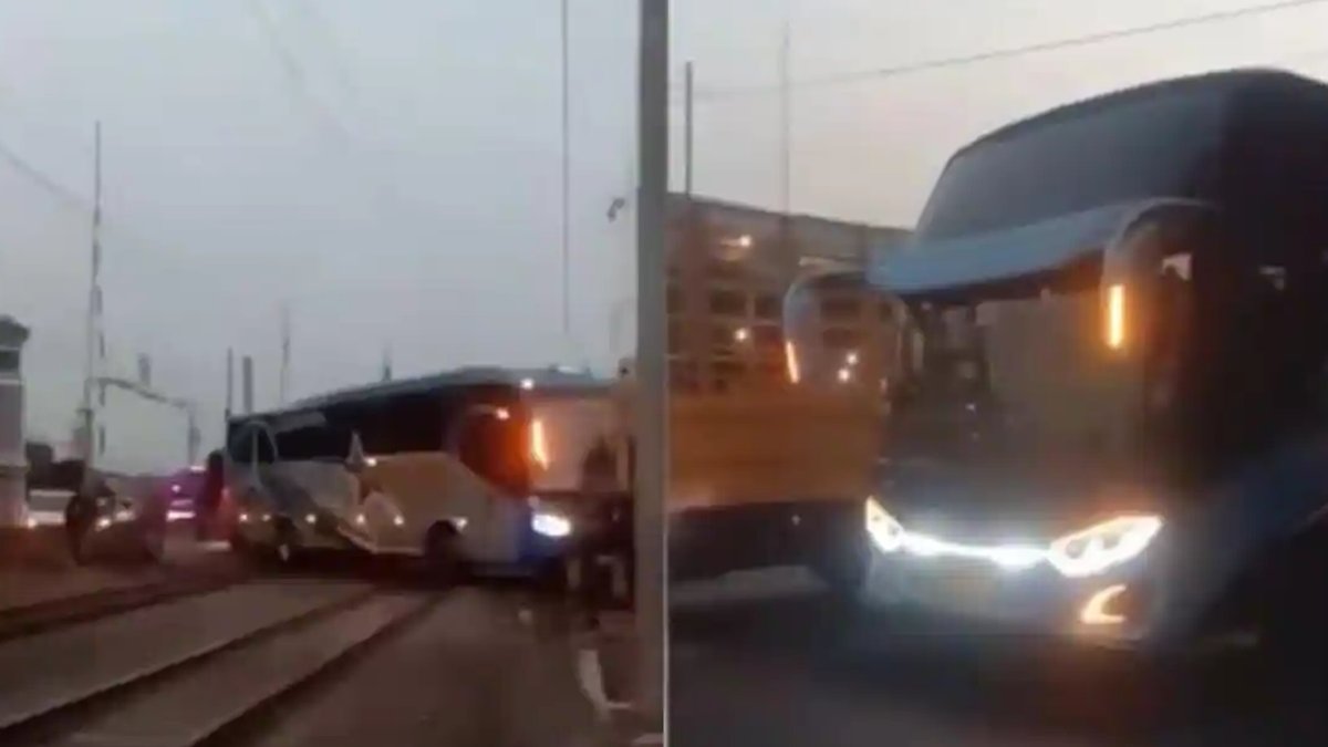 Bus Blue Star Terobos Palang Kereta di Klaten dan Terjebak Bus Blue Star Terobos Palang Kereta di Klaten dan Terjebak - Bus Blue Star Klaten