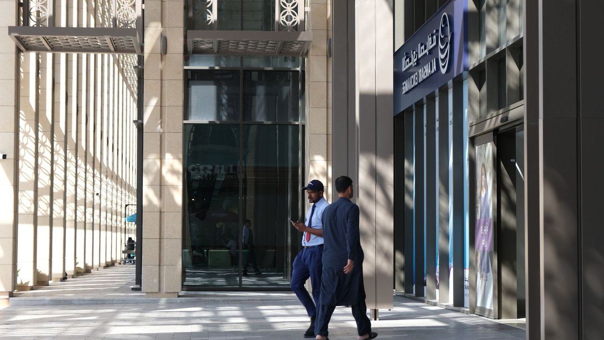 Discover modern business architecture in Dubai with people in motion. A perfect blend of style and function.