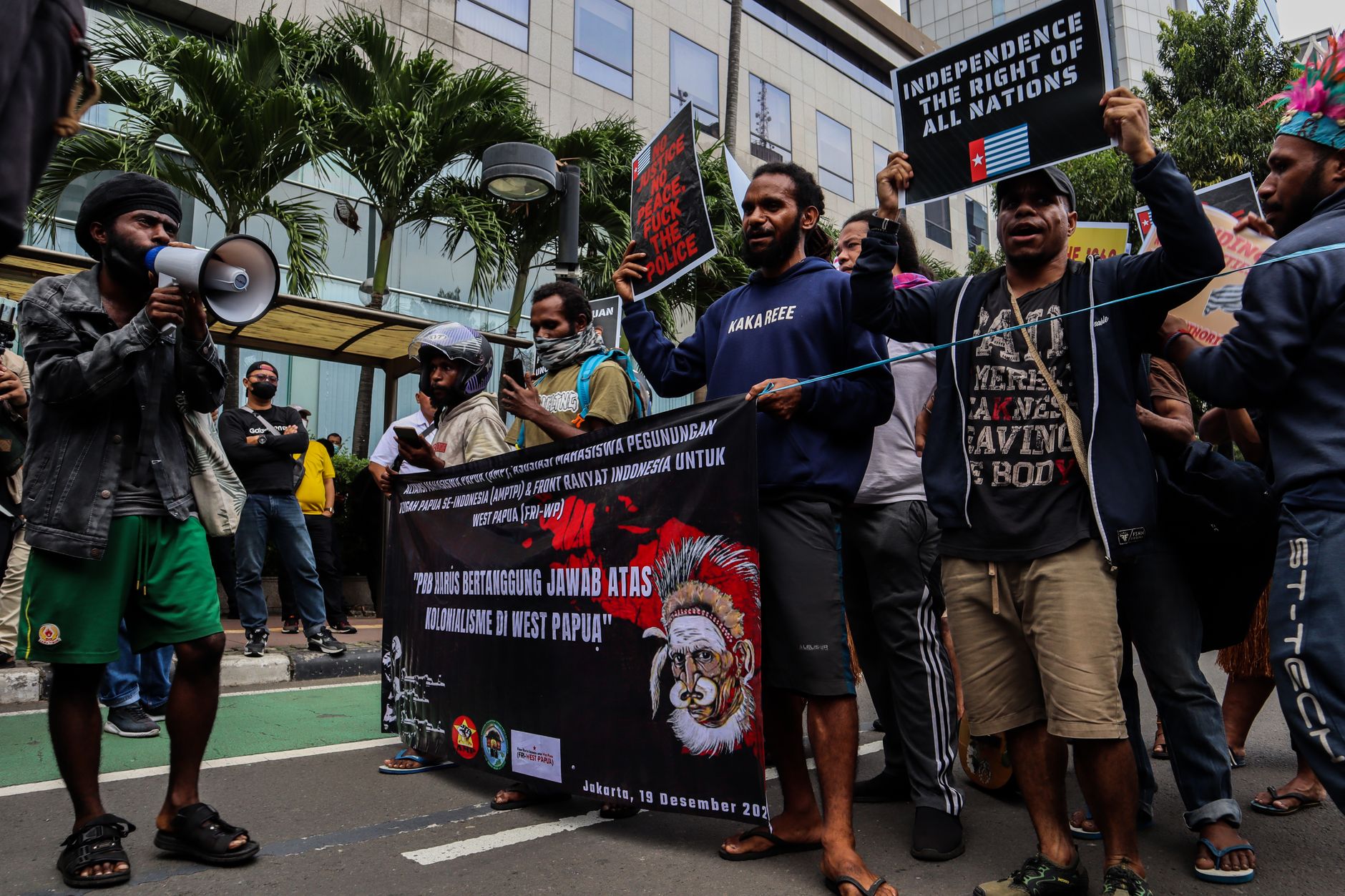 Pendemo Sudah Berdatangan, Tenaga Ahli DPR hingga Pegawai Malah WFH: Gedung Parlemen Sepi Saat Aksi Buruh 1 Pendemo Sudah Berdatangan, Tenaga Ahli DPR hingga Pegawai Malah WFH: Gedung Parlemen Sepi Saat Aksi Buruh