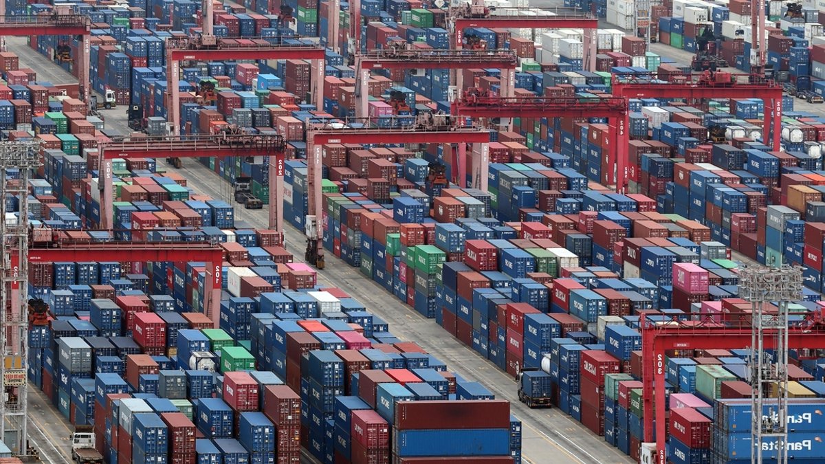 Containers are stacked at a port in Pyeongtaek, Gyeonggi Province, Oct. 1. (Newsis).