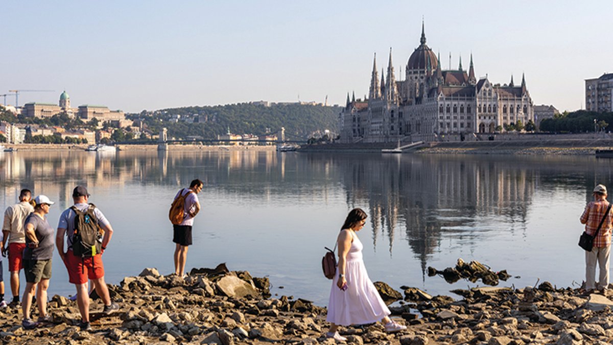 Europe Faces New Climate Risks as Traditional Models Falter The Danube river at low level, Budapest, Hungary.