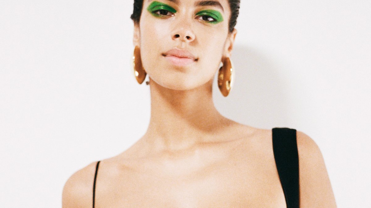 Givenchy Beauty’s Khôl Couture Waterproof Eyeliners in Cobalt and Jade were used to create saturated geometric shapes around 
