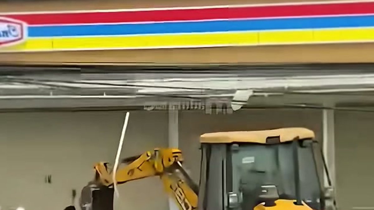 Warga Pamekasan Bongkar Paksa Gerai Indomaret, Lindungi Warung Tradisional Warga Pamekasan Bongkar Paksa Gerai Indomaret, Lindungi Warung Tradisional - pembongkaran Indomaret Pamekasan