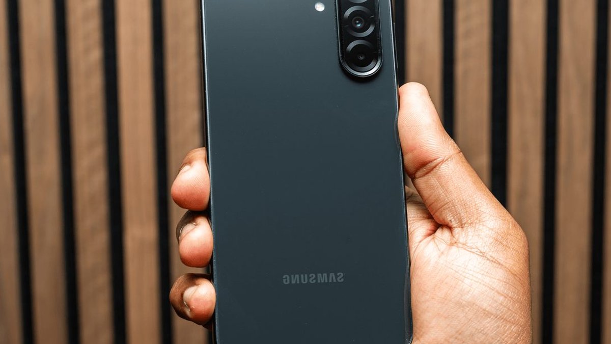 Samsung Shares Fall 9% After Lackluster Payout Plan - samsung shares