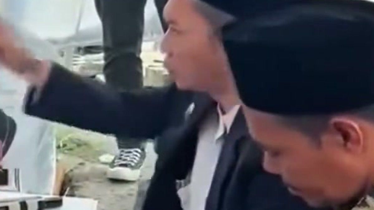 Kemenag Tegur Kepala KUA Mojoanyar Usai Video Akad Nikah Viral Kemenag Tegur Kepala KUA Mojoanyar Usai Video Akad Nikah Viral - Kepala KUA Mojoanyar