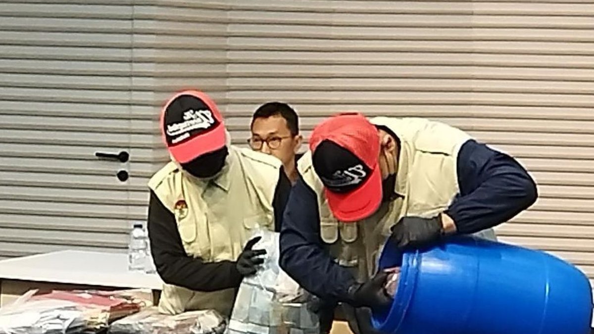 Tong Biru Berisi Rp 934 Juta Jadi Sorotan OTT Bupati Klaten Tong Biru Berisi Rp 934 Juta Jadi Sorotan OTT Bupati Klaten - OTT Bupati Klaten