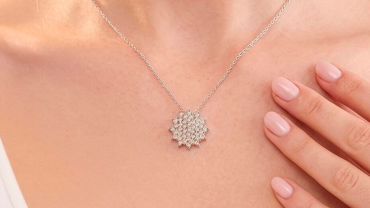 Bliss narrows focus to gold, expands Italian retail Bliss narrows focus to gold, expands Italian retail - gold jewelry