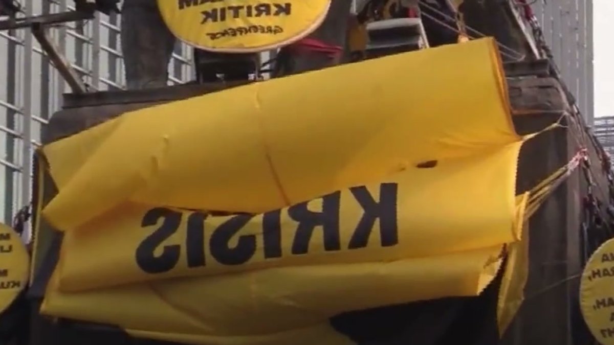Polisi Turunkan Spanduk Greenpeace di Bundaran HI Jakarta - spanduk protes Greenpeace
