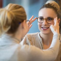 What does an optician do? - CareerExplorer