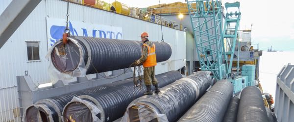 A ship loader is an individual who is responsible for the loading and unloading of cargo from various sea vessels.