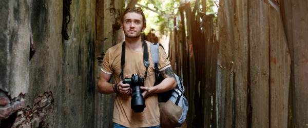 un fotojurnalist fotografiază, editează și afișează imagini pentru a spune o poveste vizuală.