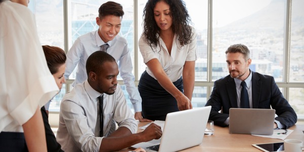 what does an operations manager do what does customer service manager do