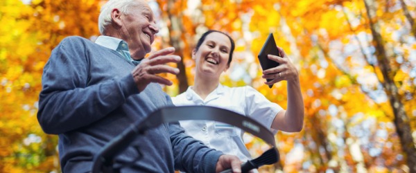 Hoewel een ergotherapeut een diagnose kan stellen en bepaalde behandelingen kan voorschrijven, zijn assistenten ergotherapie meestal verantwoordelijk voor het rechtstreeks samenwerken met de patiënt om de behandelingsdoelen te bereiken.