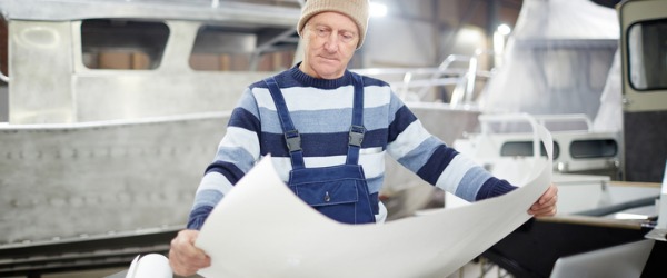 een marien ingenieur werkt aan het onderzoeken, ontwikkelen en bouwen van nieuwe zeeschepen en onderdelen daarvan, waaronder het maken van blauwdrukken, het ontwerpen van motoren en voortstuwingssystemen, het testen van prototypes en het toezicht houden op de bouw van schepen op ware grootte.