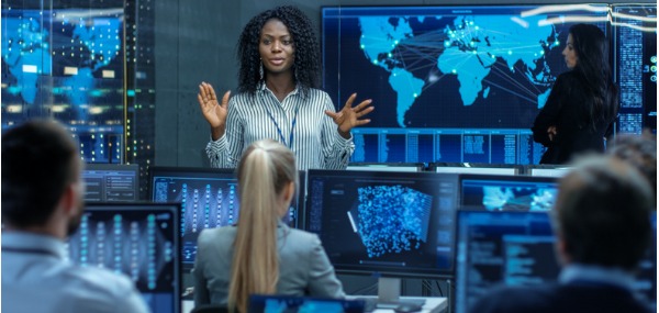 信息安全总监负责实施，设计，管理和分配组织内的所有技术安全措施。