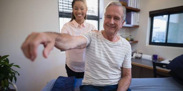 手动治疗师是职业治疗师或物理治疗师，他评估和治疗上肢的伤害和条件（肩膀，手臂，肘部，前臂，手腕和手）。