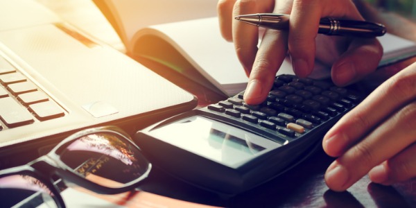 A fund raiser's responsibilities include managing the budget, managing workers or volunteers, organizing events, developing donors, and grant writing.