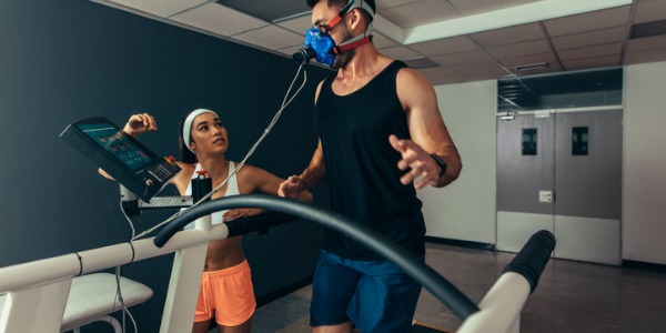 Un physiologiste de l'exercice mène des études sur le corps humain et étudie la physiologie du corps lorsqu'il réagit à l'exercice.