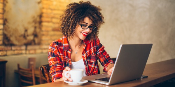 An entrepreneur working on her computer at a coffee shop.