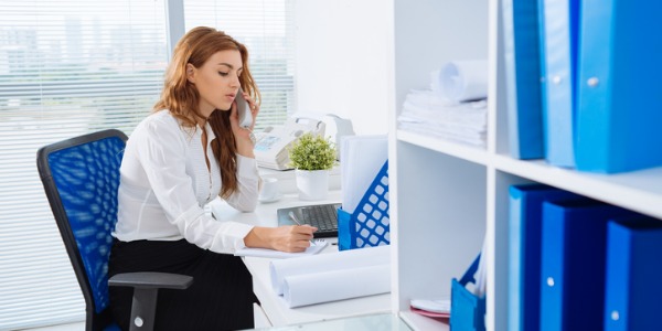 Energy brokers, also known as energy consultants in the energy industry, act as intermediaries between energy producers and energy consumers.