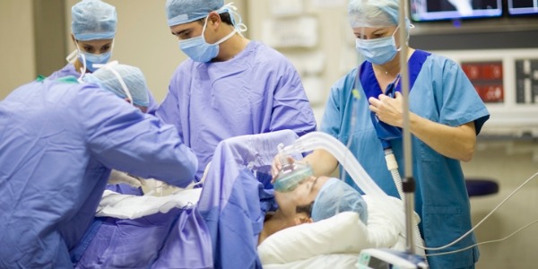 Un anesthésiste en salle d'opération, qui veille au confort, à la sécurité et à l'absence de douleur d'un patient pendant une opération.