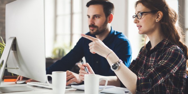 Les ingénieurs logiciels participent au développement de logiciels en connectant les besoins du client avec des solutions technologiques.