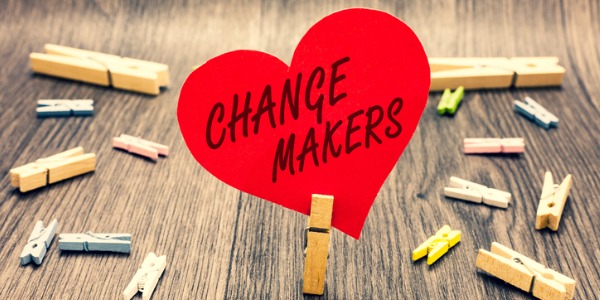 用衣服别针挂在桌子上写着“Change Makers”的心形信息，象征着政治学家试图为世界带来的积极变化。