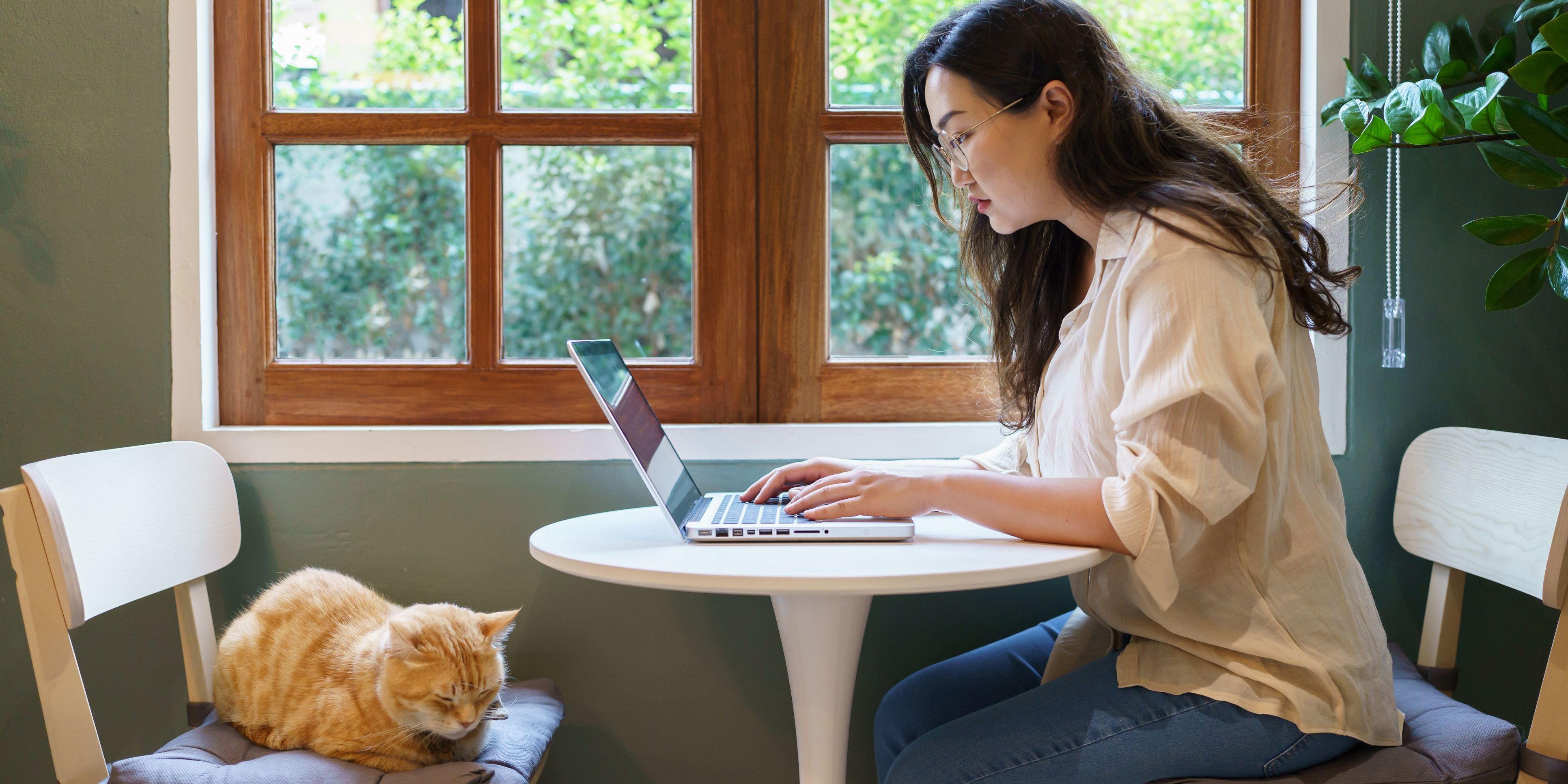 A lifestyle entrepreneur working from home with cat.