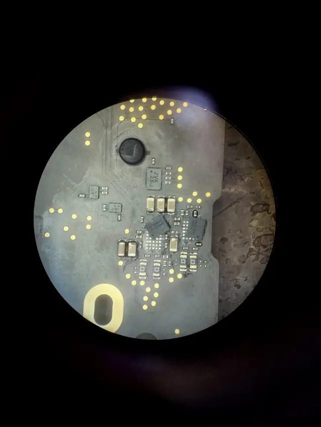 Penggantian IC audio pada logicboard MacBook di bawah mikroskop