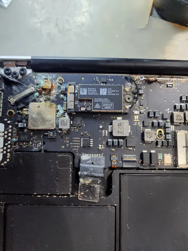 Pemeriksaan logicboard MacBook yang terdampak cairan