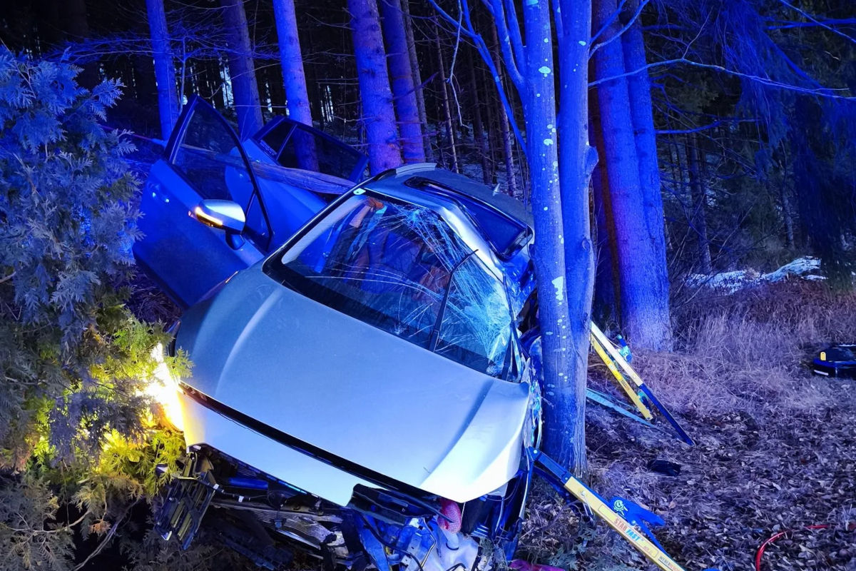 Unfall bei Königswiesen – Pkw prallt gegen Baum
