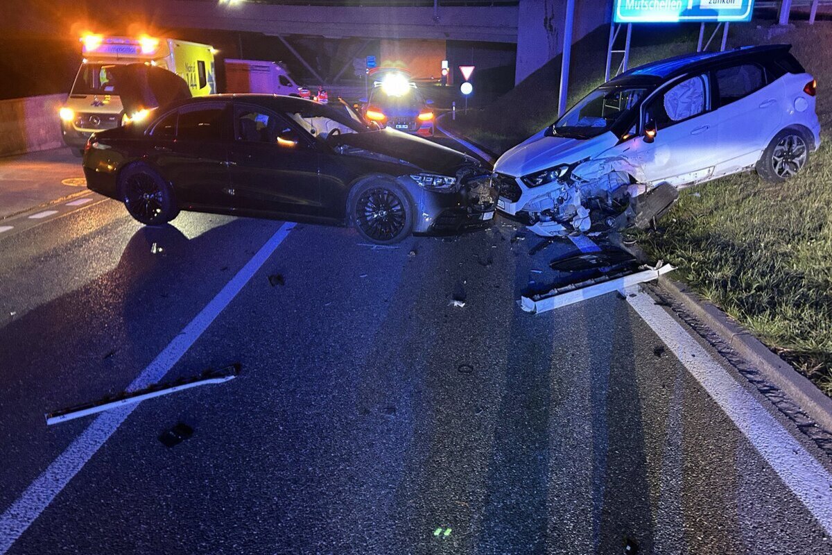 Zufikon AG - Vier Personen bei schwerem Unfall verletzt