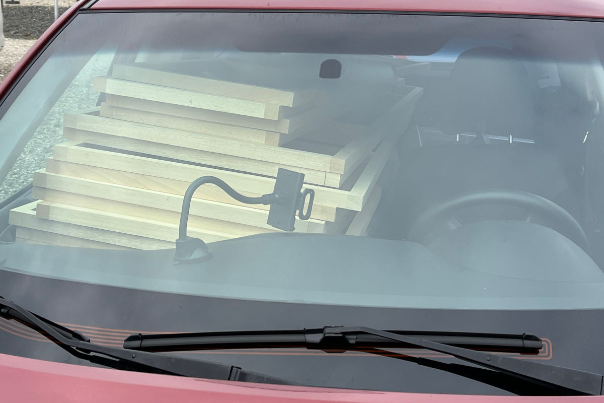 Automobilist gestoppt in Wolhusen LU – Holzregale blockieren Sicht