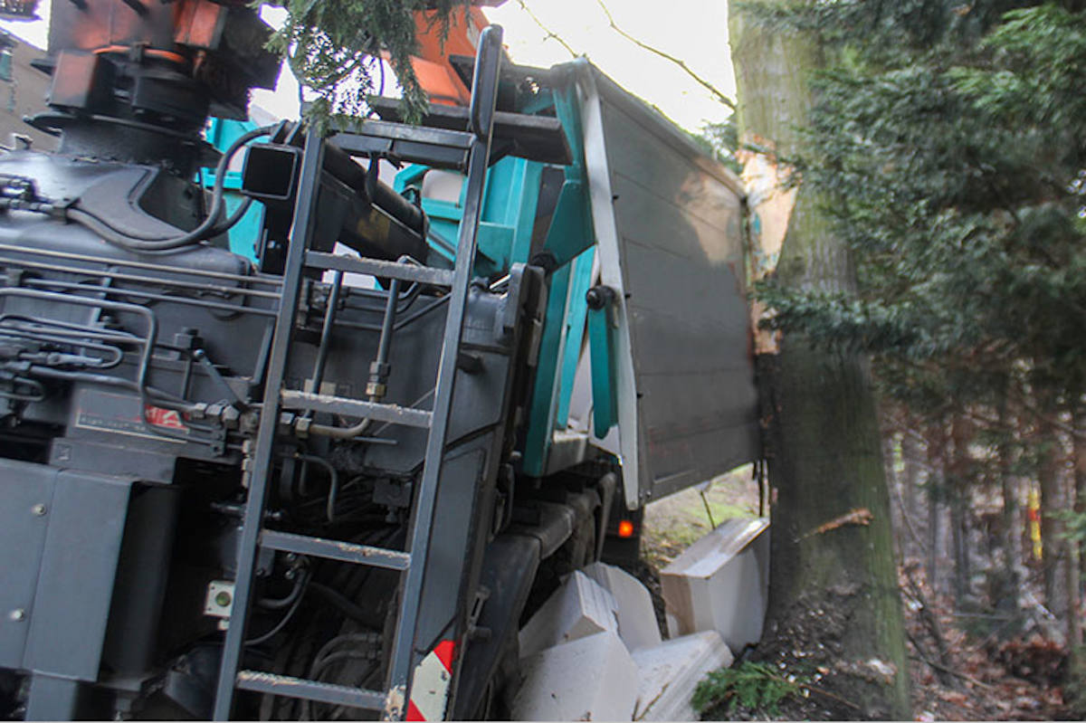 Duisburg-Mündelheim – Lastwagen von der Straße abgedrängt