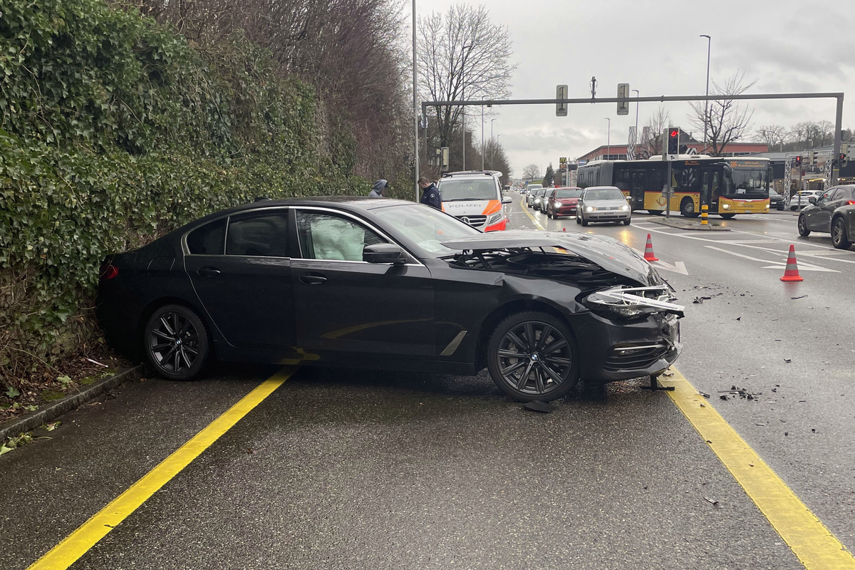 Dättwil AG - Neulenker prallt mit BMW gegen eine Stützmauer