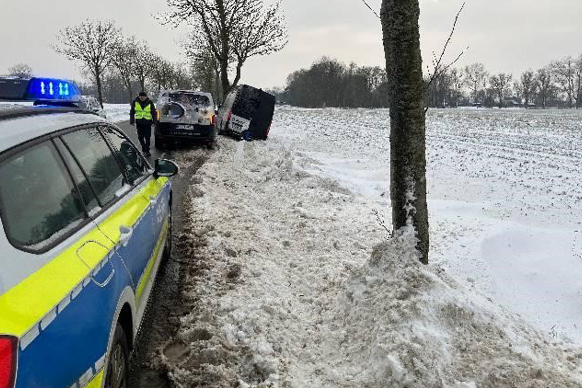 Nordleda – Transporter weicht Audi aus und prallt gegen Baum
