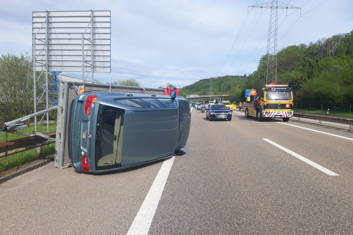 A3 Rheinfelden –  Anhänger mit Personenwagen auf die Seite gekippt